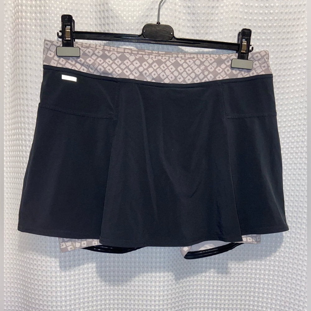 LOLE black and gray skort size Large